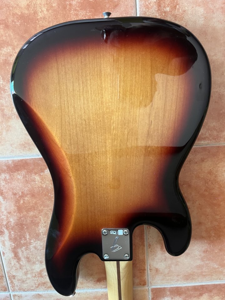 Fender Precision Bass®, diapasón de arce, acabado Sunburst de 3 colores. de segunda mano · Foto 6 de 7 · Madrid · 699 €