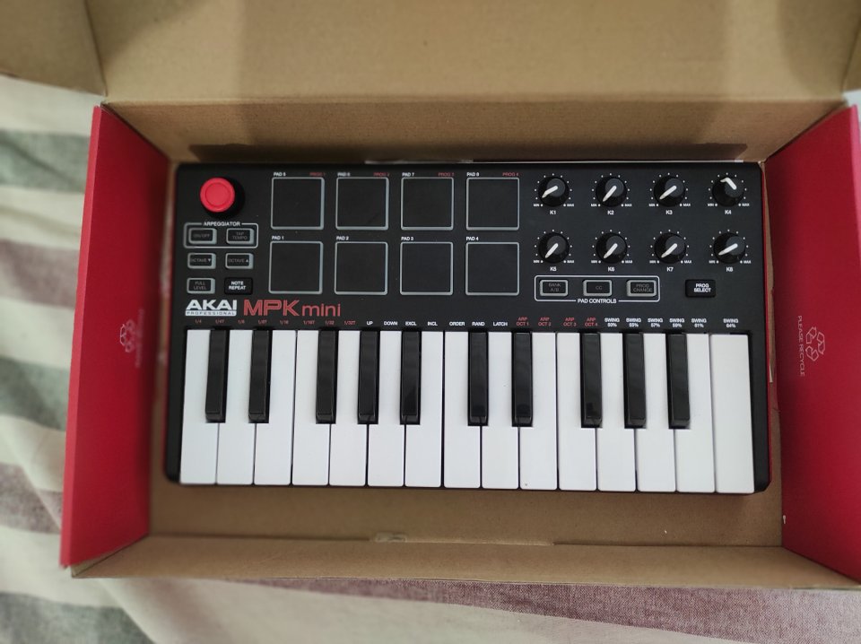 MPK Mini Controladora de segunda mano · Foto 1 de 2 · Barcelona · 45 €