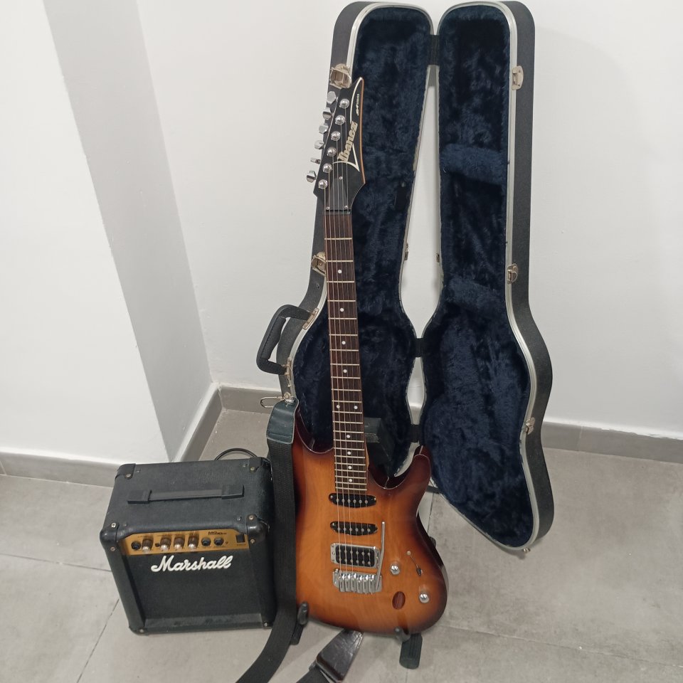 Guitarra Ibanez+Marshall de segunda mano · Foto 1 de 7 · Málaga · 260 €