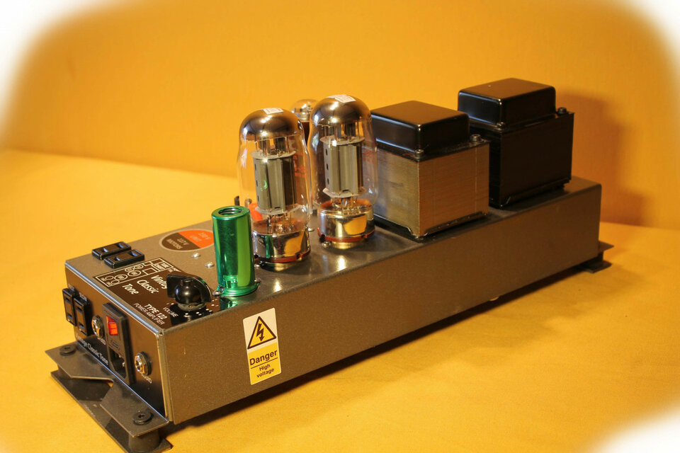 122  TYPE Power Amplifier 230 VAC.  Without tubes.