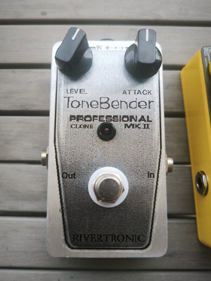 2 Fuzz de Primera: Rivertronic Tonebender y Amer Sound Sunface ¡NUEVOS! de segunda mano · Foto 2 de 3 · Murcia · 45 €