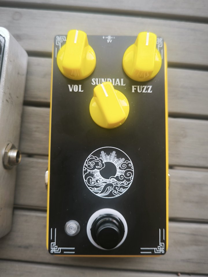 2 Fuzz de Primera: Rivertronic Tonebender y Amer Sound Sunface ¡NUEVOS! de segunda mano · Foto 3 de 3 · Murcia · 45 €