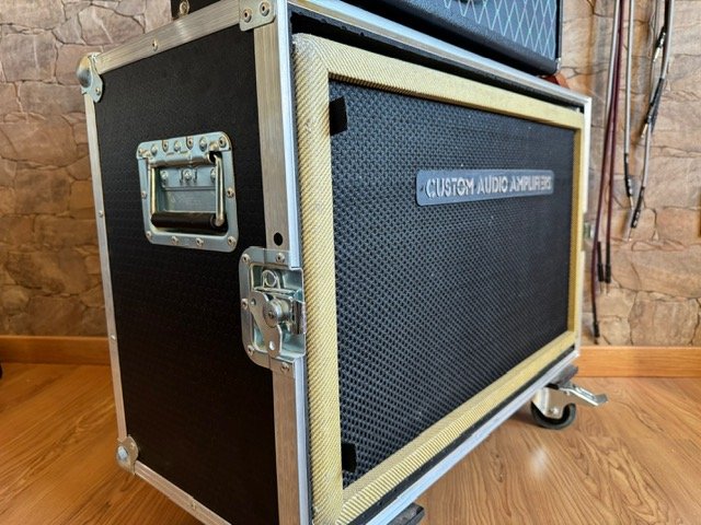 Pantalla 2x12 Custom Audio Electronics con Flight Case