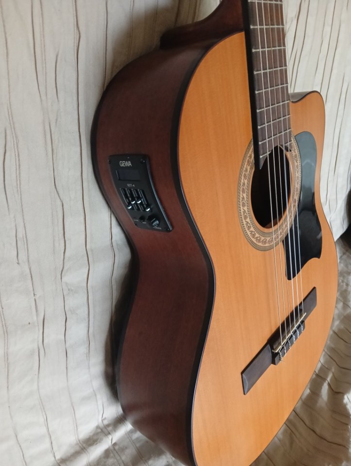 Guitarra española amplificada Manuel Rodríguez de segunda mano · Foto 1 de 8 · A Coruña · 200 €