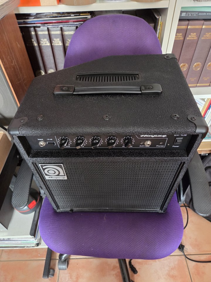 Ampeg BA-108 V2 - Amplificador de bajo (Impecable) de segunda mano · Foto 2 de 2 · Barcelona · 85 €