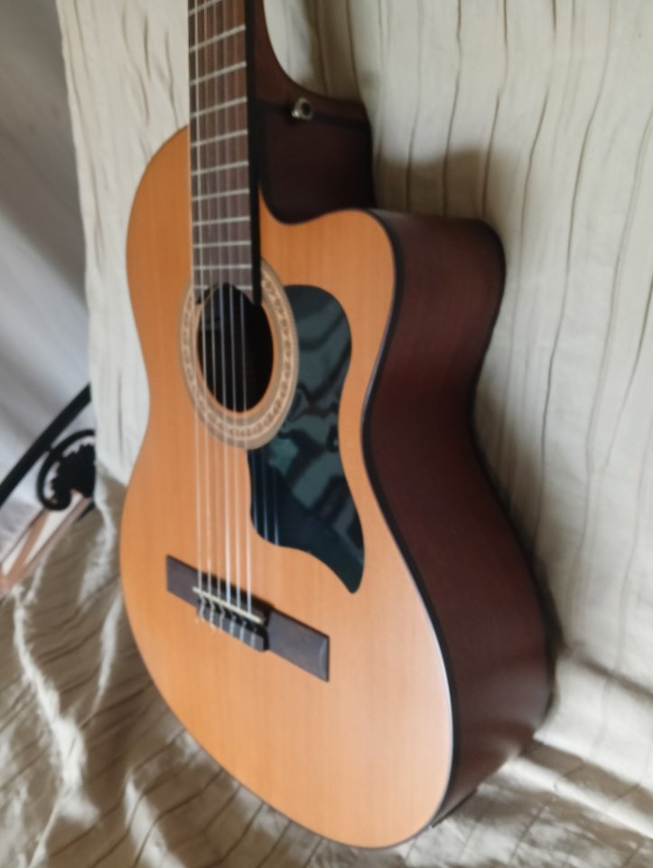 Guitarra española amplificada Manuel Rodríguez de segunda mano · Foto 2 de 8 · A Coruña · 200 €