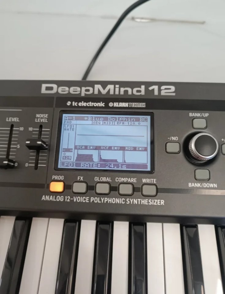 Sintetizador analógico Behringer deepmind 12