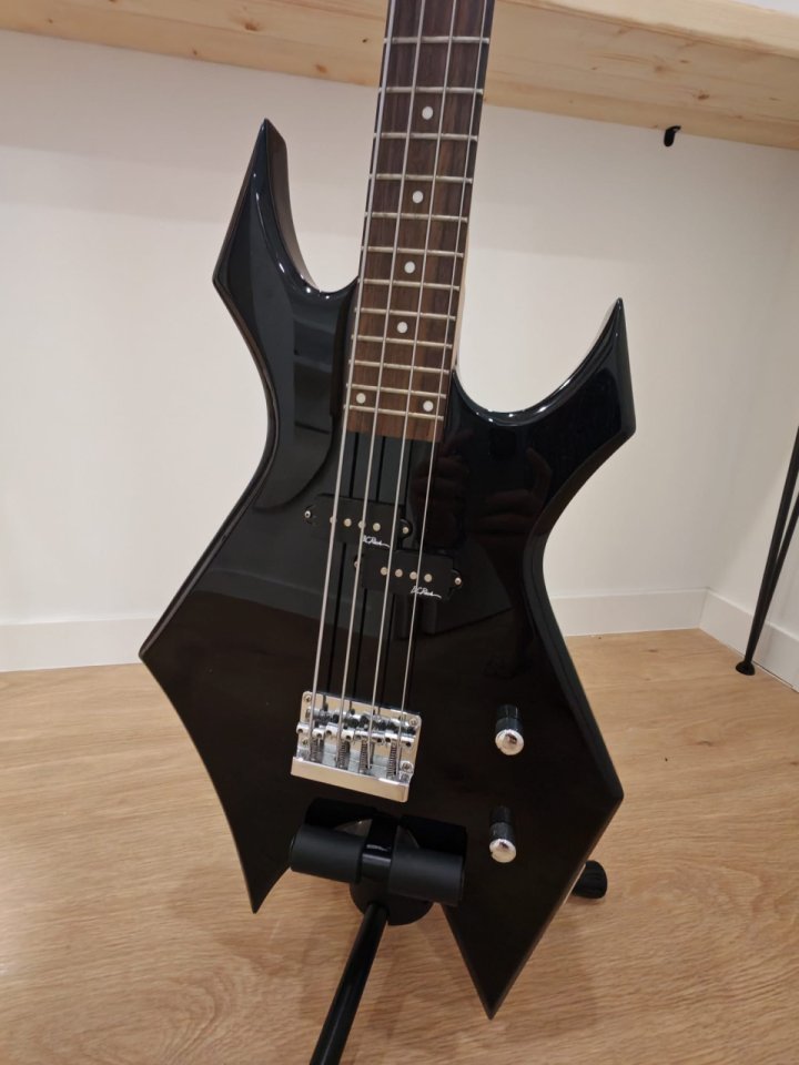 Bajo Eléctrico BC Rich Warlock +  flightcase Rockcase