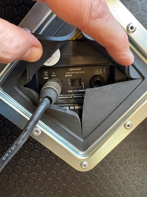 Pantalla 2x12 Custom Audio Electronics con Flight Case