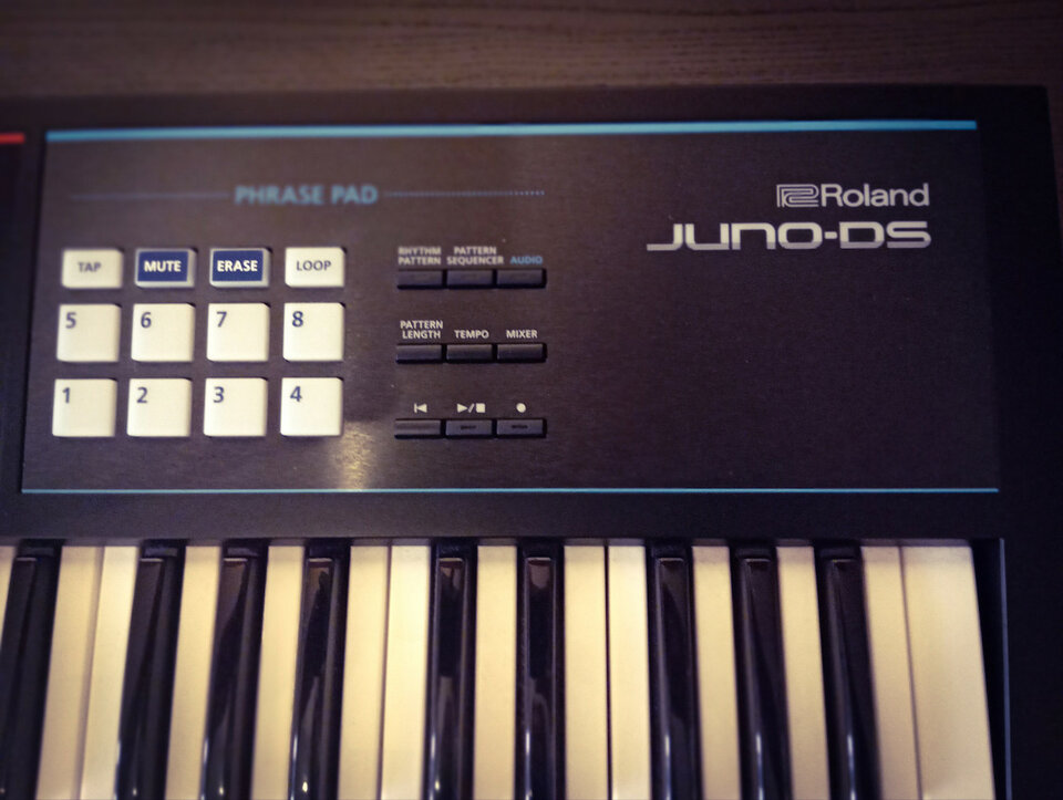 Vendo ROLAND Juno DS  61 c / funda original
