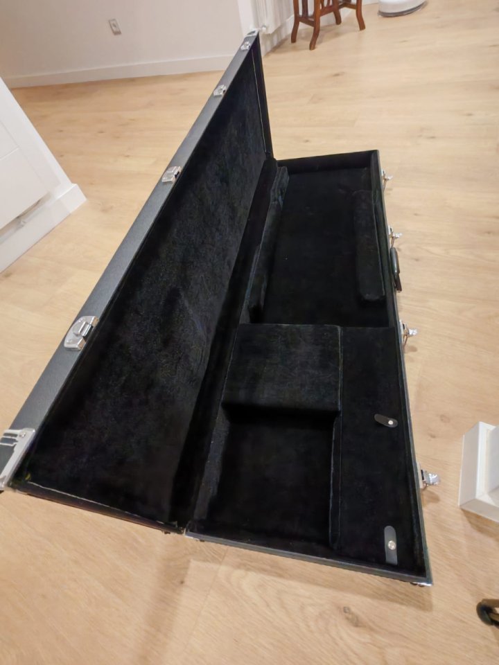 Bajo Eléctrico BC Rich Warlock +  flightcase Rockcase