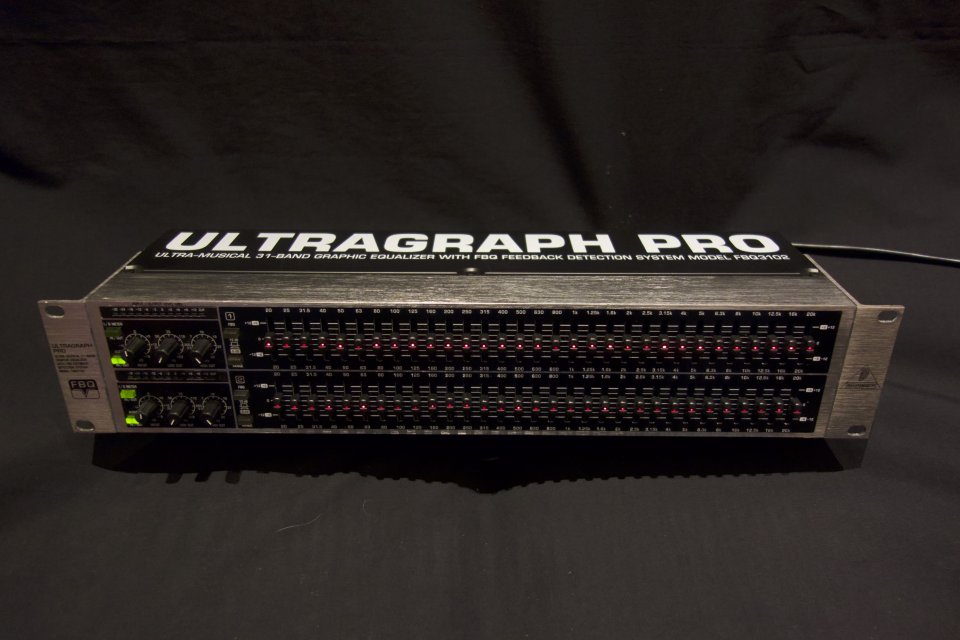 Ecualizador Behringer FBQ 3102