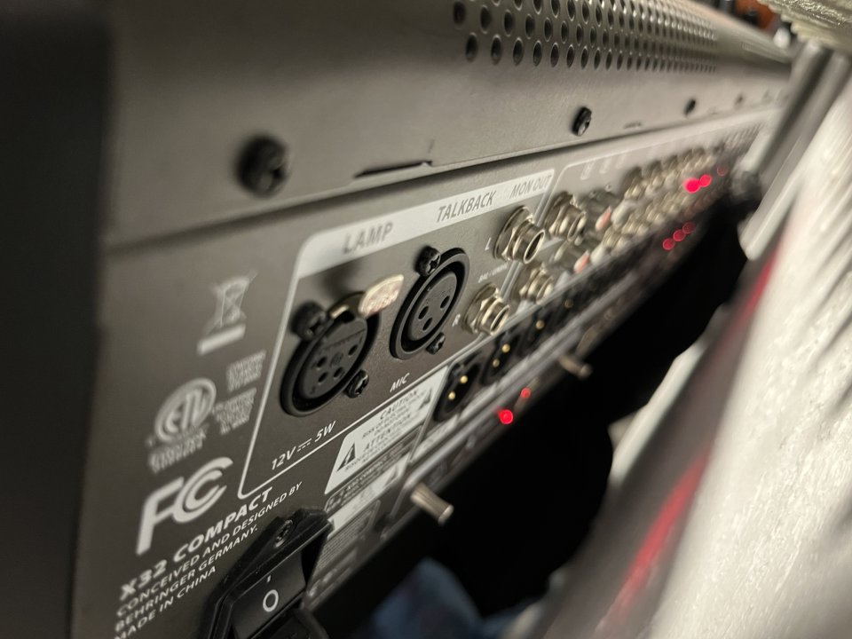 Behringer X32 Compact + Funda Gator