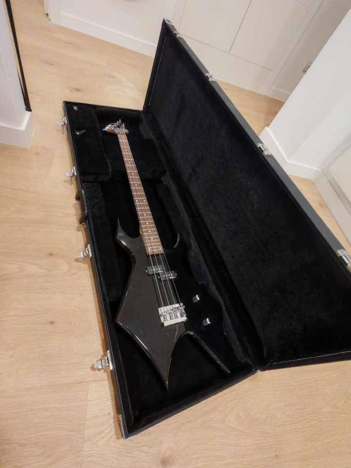 Bajo Eléctrico BC Rich Warlock +  flightcase Rockcase