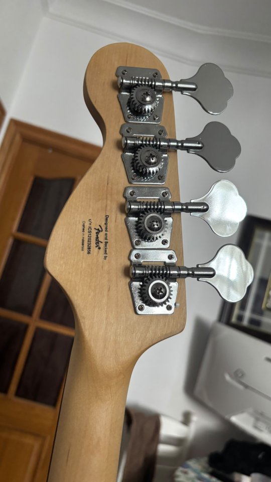 Squier Jazz Bass by Fender. Indonesia 2012. Totalmente NUEVO de segunda mano · Foto 7 de 8 · Lugo · 270 €