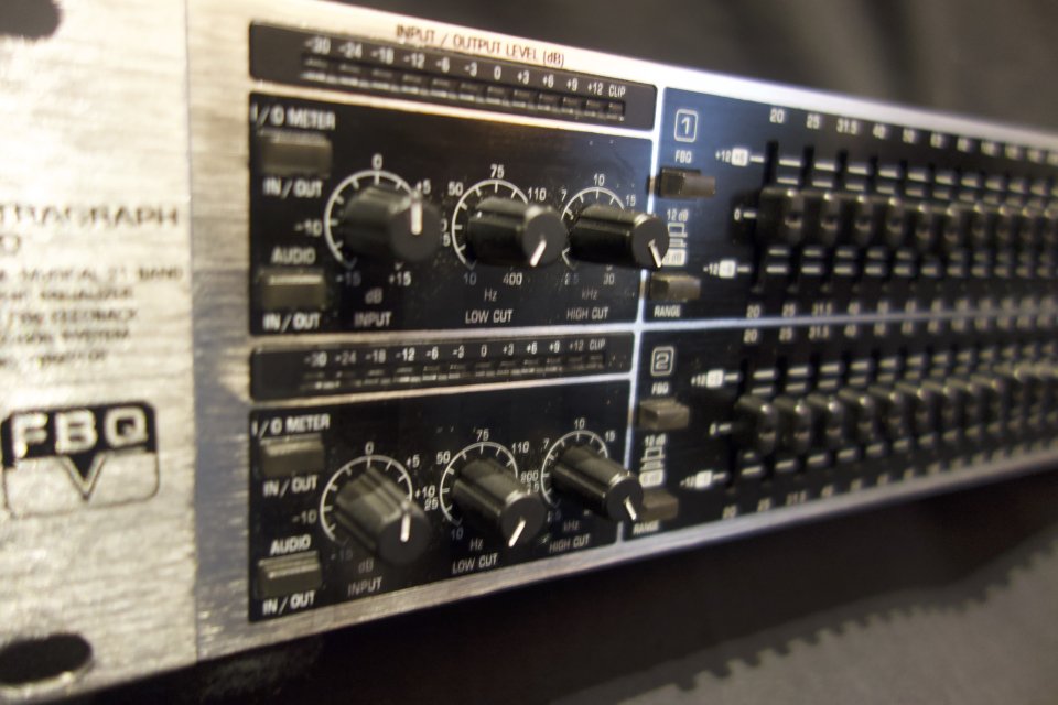Ecualizador Behringer FBQ 3102