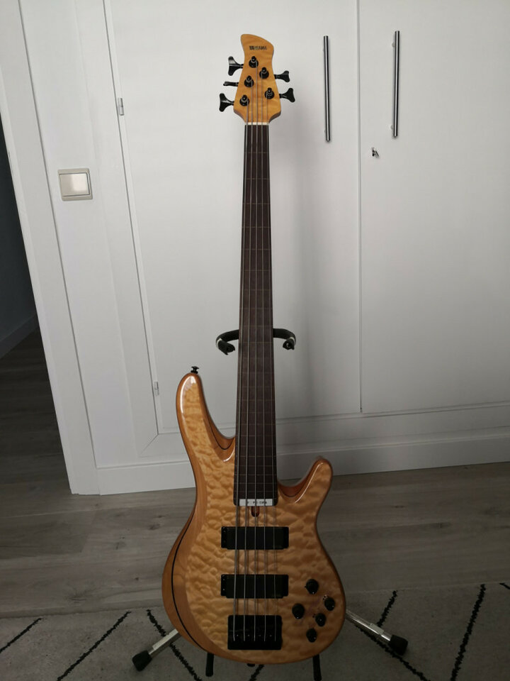 YAMAHA TRB 1005F bajo 5 cuerdas sin trastes