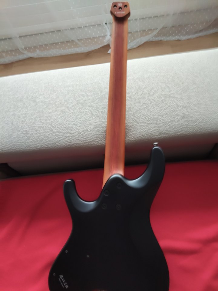 Vendo Ibanez Headless QX 52