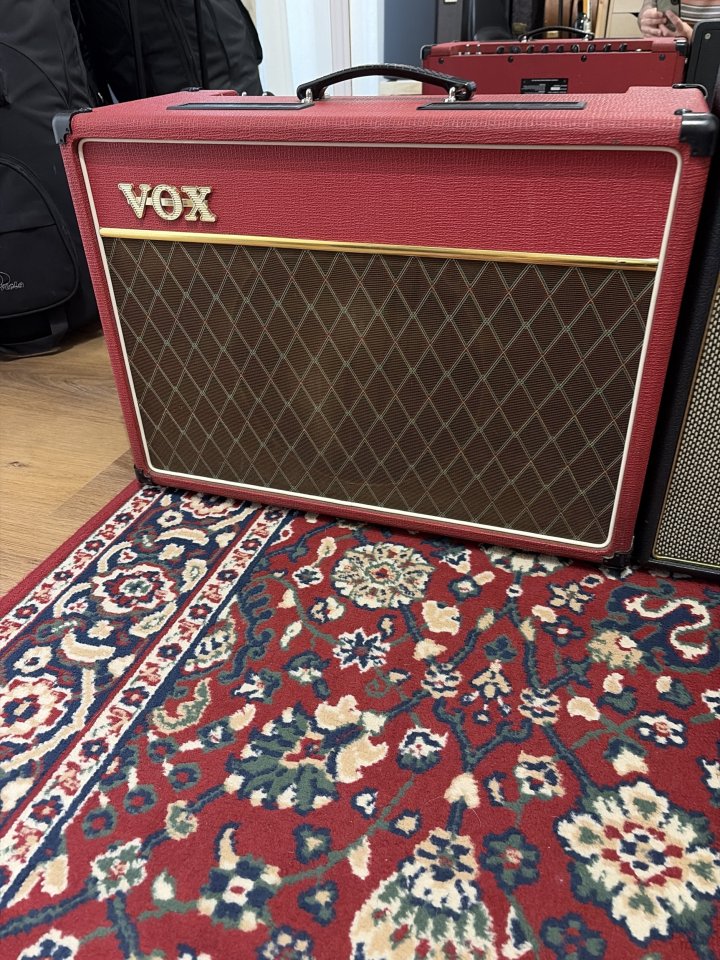 Vox AC15 Edición Limitada Rojo *ESCUCHO OFERTAS* de segunda mano · Foto 1 de 6 · Bizkaia · 650 €