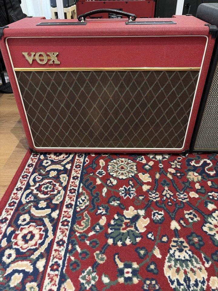 Vox AC15 Edición Limitada Rojo *ESCUCHO OFERTAS* de segunda mano · Foto 2 de 6 · Bizkaia · 650 €