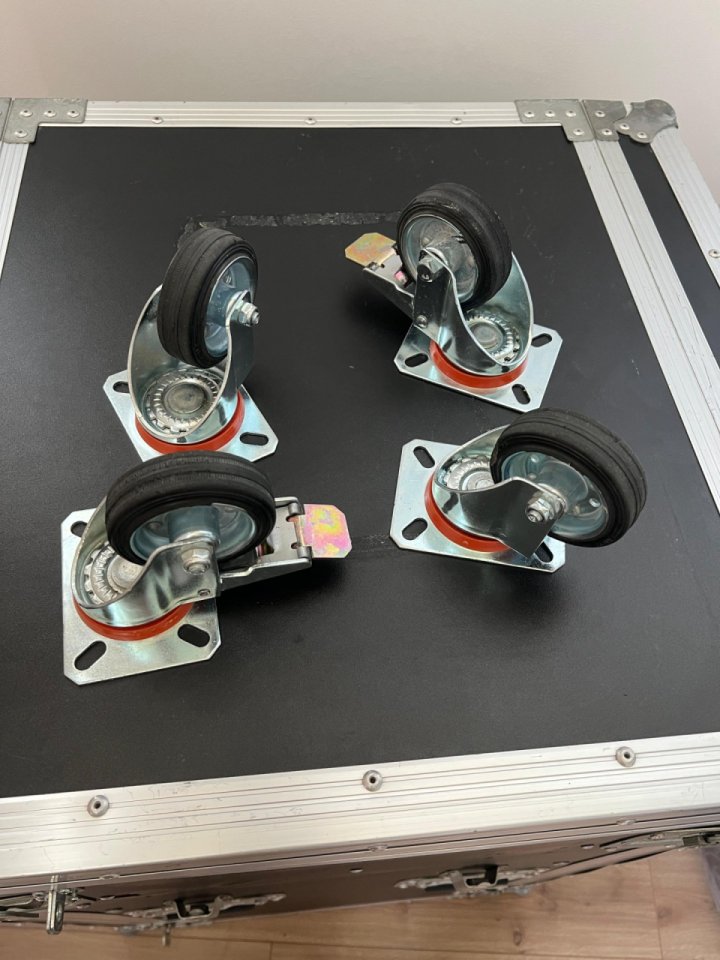 Mueble Rack DJ / Sonido Profesional Fonestar FRM-175 + Tapas Mesa de segunda mano · Foto 9 de 9 · Madrid · 300 €