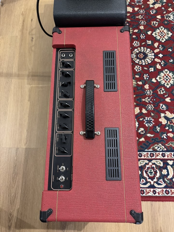 Vox AC15 Edición Limitada Rojo *ESCUCHO OFERTAS* de segunda mano · Foto 3 de 6 · Bizkaia · 650 €