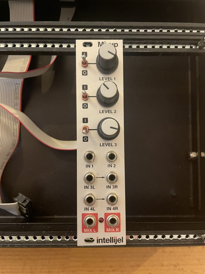 Intellijel Mixup Chainable Mono / Stereo Audio Utility Mixer Eurorack de segunda mano · Málaga · 45 €