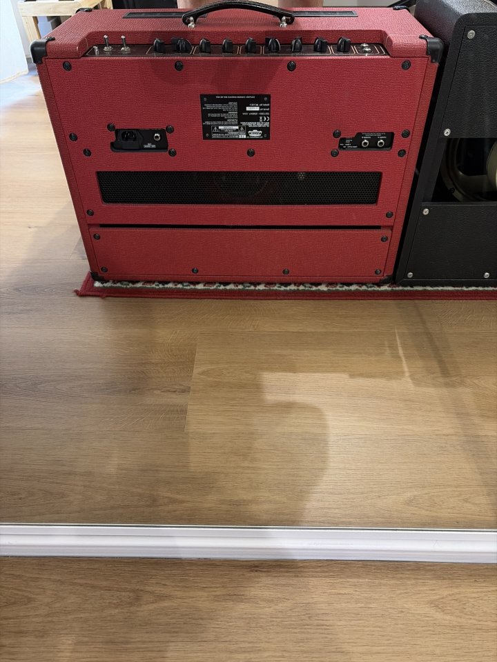 Vox AC15 Edición Limitada Rojo *ESCUCHO OFERTAS* de segunda mano · Foto 4 de 6 · Bizkaia · 650 €