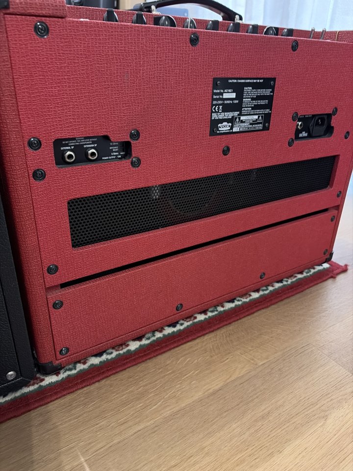 Vox AC15 Edición Limitada Rojo *ESCUCHO OFERTAS* de segunda mano · Foto 5 de 6 · Bizkaia · 650 €