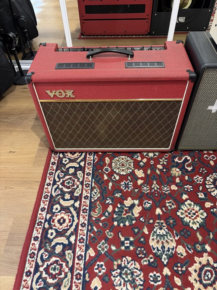 Vox AC15 Edición Limitada Rojo *ESCUCHO OFERTAS* de segunda mano · Foto 6 de 6 · Bizkaia · 650 €