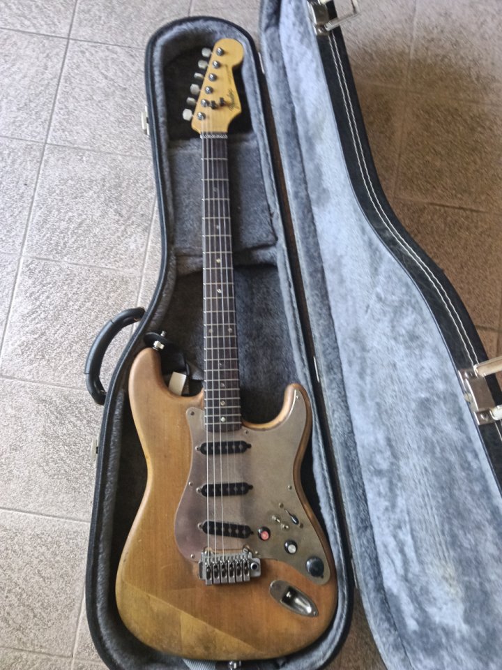 Fender strato japonesa de segunda mano · Foto 1 de 10 · A Coruña · 500 €