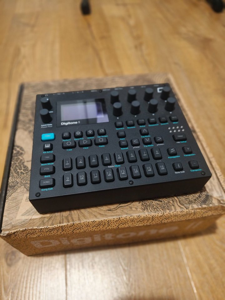Digitone 2 en garantía + extras de segunda mano · Foto 1 de 4 · Sevilla · 830 €