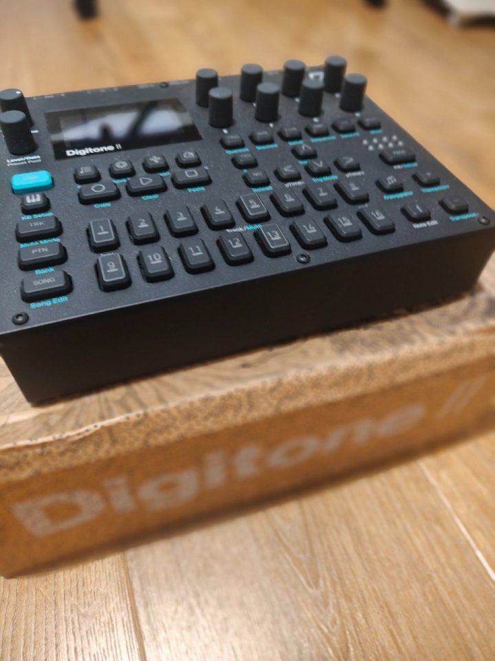 Digitone 2 en garantía + extras de segunda mano · Foto 3 de 4 · Sevilla · 830 €