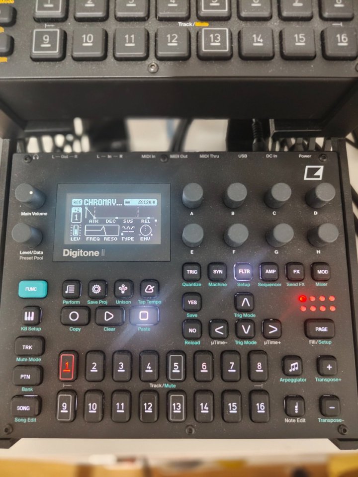 Digitone 2 en garantía + extras de segunda mano · Foto 4 de 4 · Sevilla · 830 €