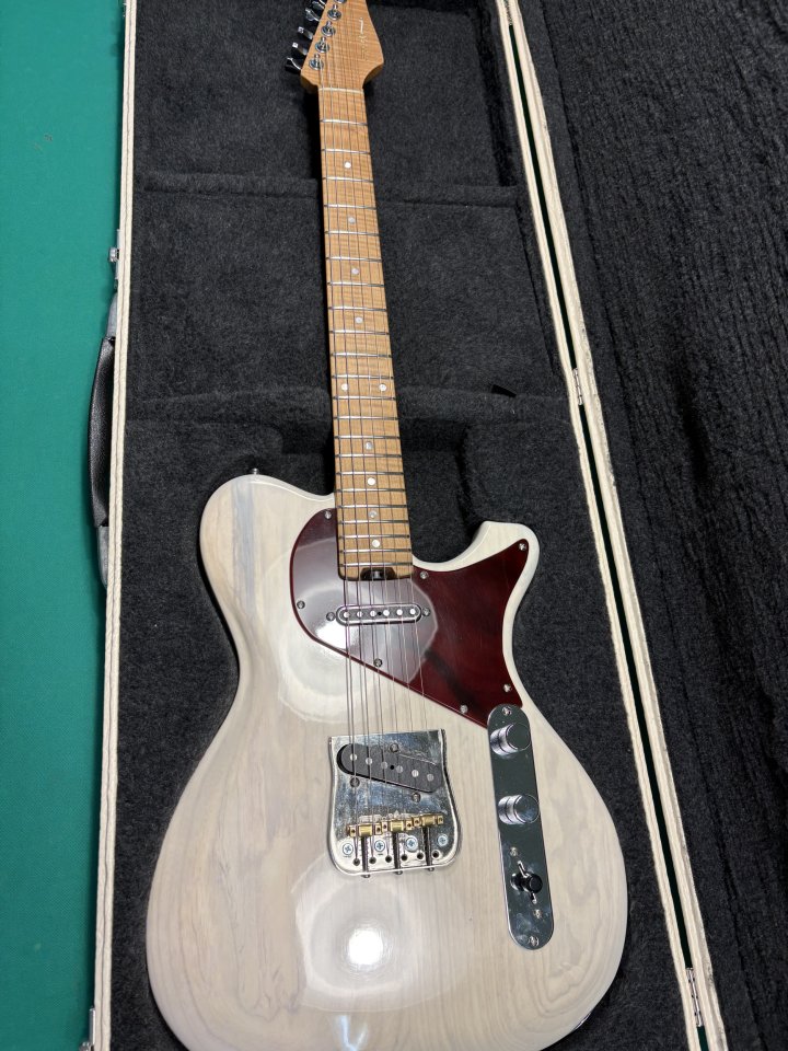 Cambio las dos guitarras por una de segunda mano · Illes Balears