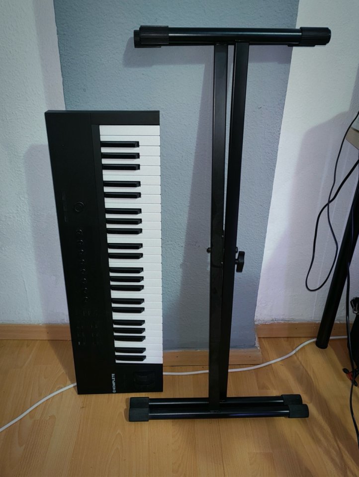 Native Instruments Komplete A49 de segunda mano · Foto 1 de 3 · Valencia · 90 €