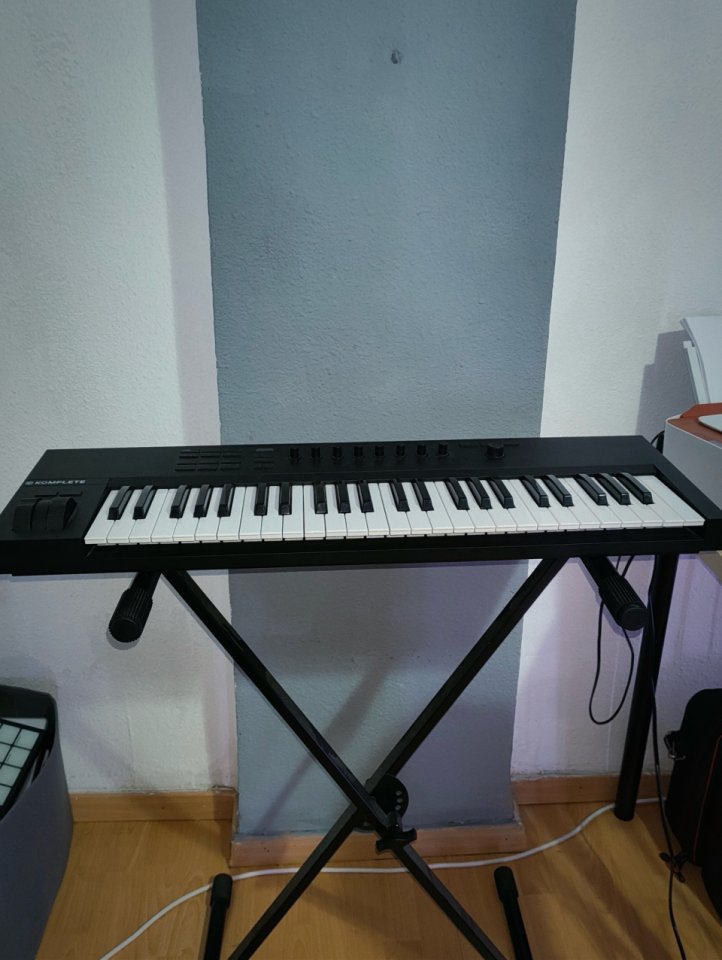 Native Instruments Komplete A49 de segunda mano · Foto 2 de 3 · Valencia · 90 €