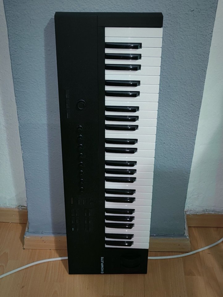 Native Instruments Komplete A49 de segunda mano · Foto 3 de 3 · Valencia · 90 €
