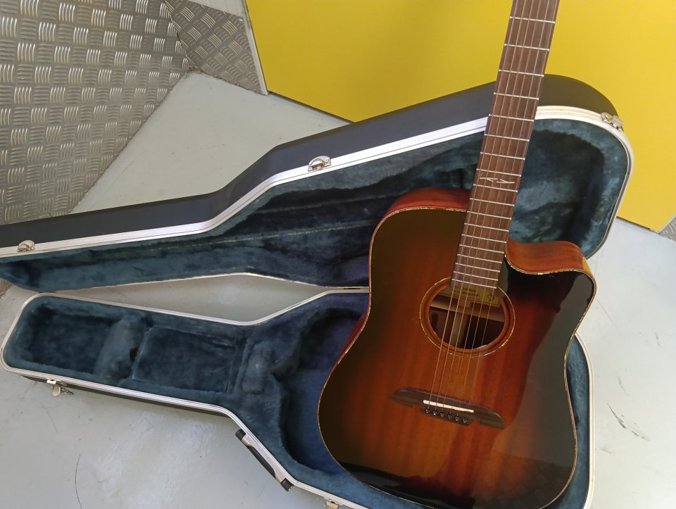 Guitarra electroacústica de segunda mano · Foto 2 de 6 · Bizkaia · 475 €