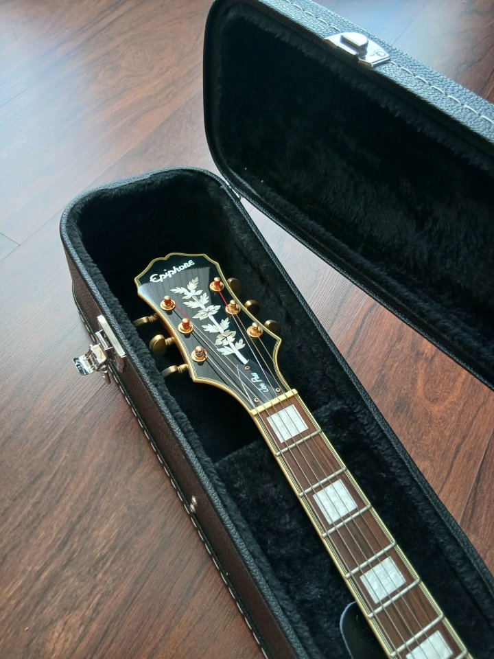 Epiphone Emperor II Joe Pass Corea de segunda mano · Foto 2 de 7 · Badajoz · 600 €
