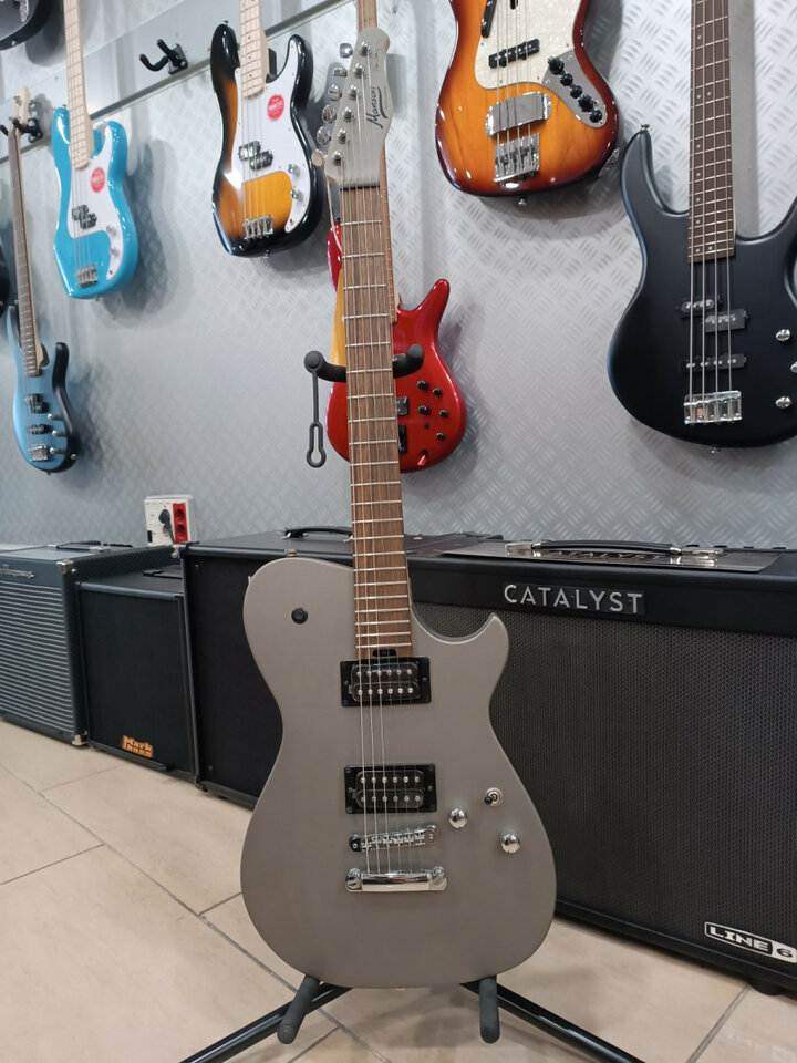 Cort MBM-1 Manson Meta Silver Signature Matthew Bellamy (Muse).