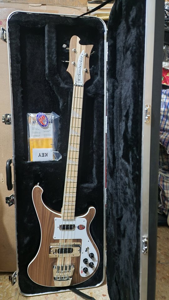 Rickenbacker 4003 Walnut 2025. Nuevo sin estrenar.