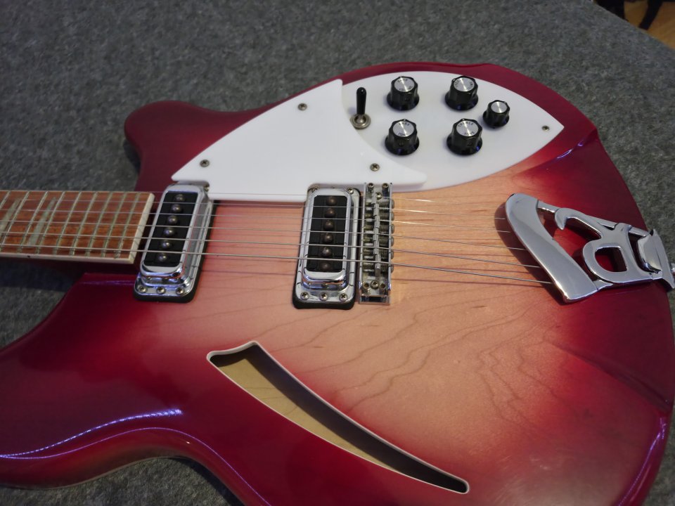 Guitarra Rickenbacker 360 FG, Año 2006 con estuche original de segunda mano · Foto 1 de 10 · Murcia · 1900 €