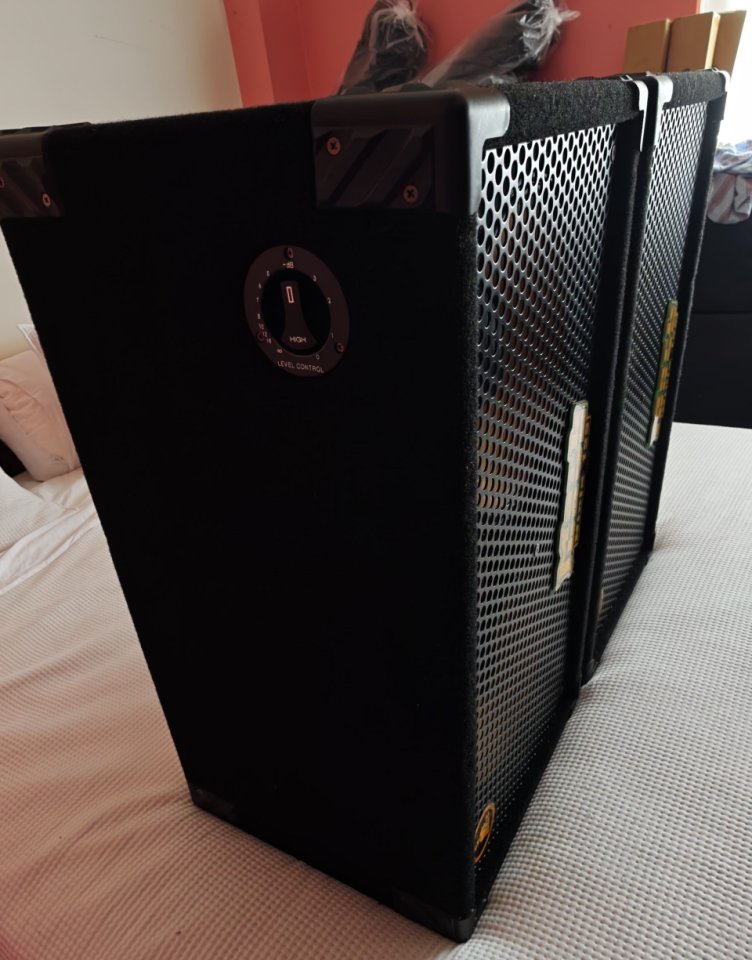 Dos Pantallas bajo Markbass NY Ninja 122 + fundas acolchadas NUEVAS de segunda mano · Foto 4 de 10 · Lugo · 650 €