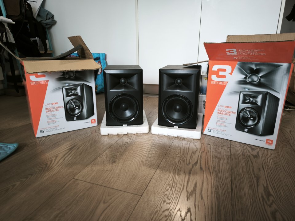 Pareja JBL LSR 305 (Monitores de estudio 5") + Cajas Originales de segunda mano · A Coruña · 210 €