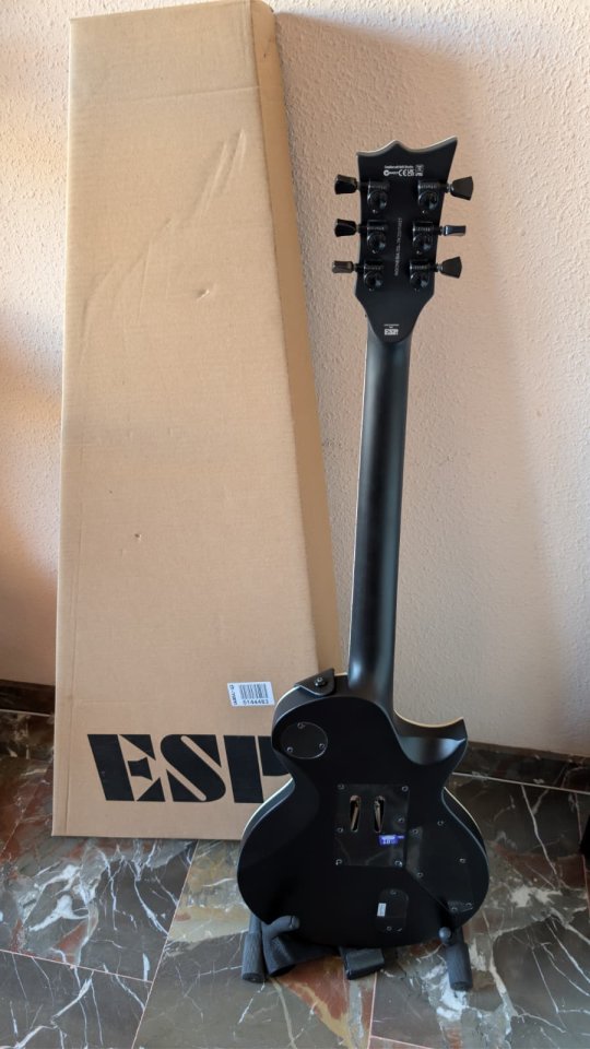 ESP LTD EC-1000FR LH Black Satin de segunda mano · Foto 7 de 7 · Málaga · 750 €