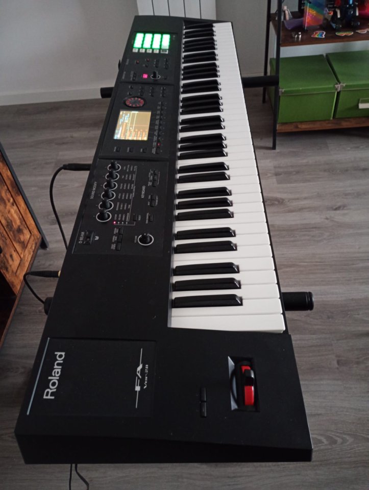 Roland FA07 Workstation 76 Teclas Nuevo