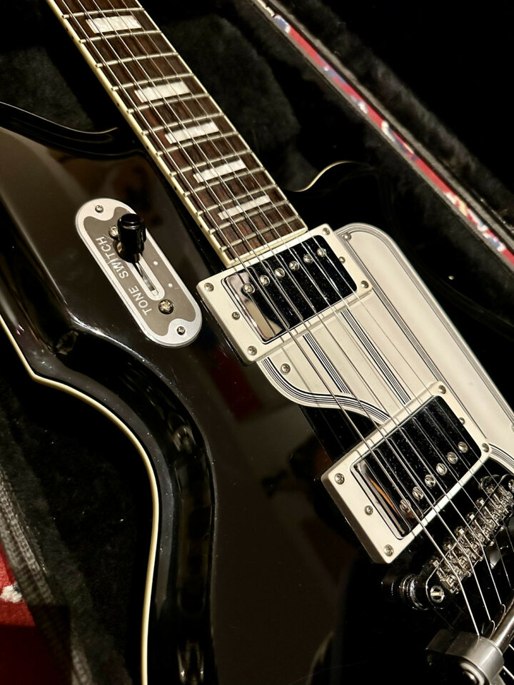 Guitarra Eastwood Guitars Airline MAP DLX con bigsby