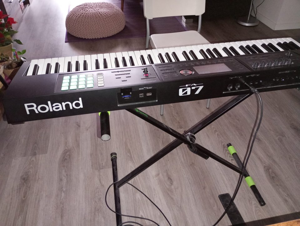 Roland FA07 Workstation 76 Teclas Nuevo