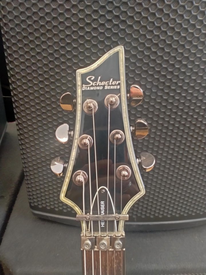 Schecter Hellraiser Diamond series (Floyd Rose) de segunda mano · Foto 4 de 7 · Bizkaia · 875 €